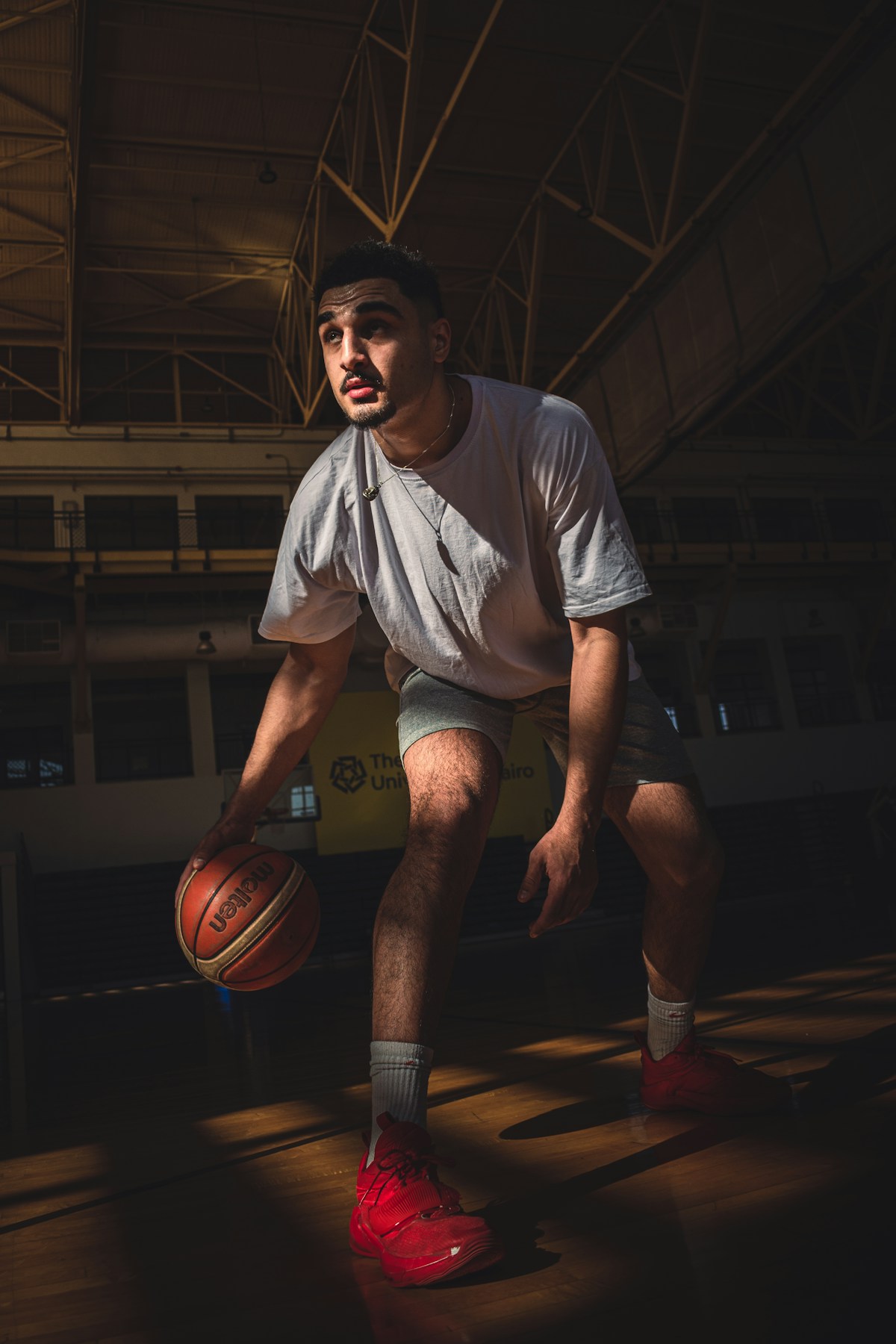 Basketbol sahasında antrenman yapan sporcu
